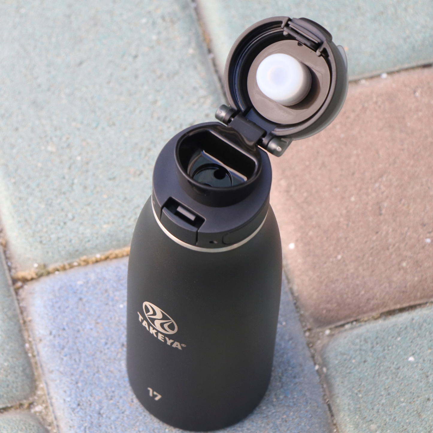 traveler-fliplocktm-lid-j7 96076-R-TravelerLid-Lifestyle-Onyx.png